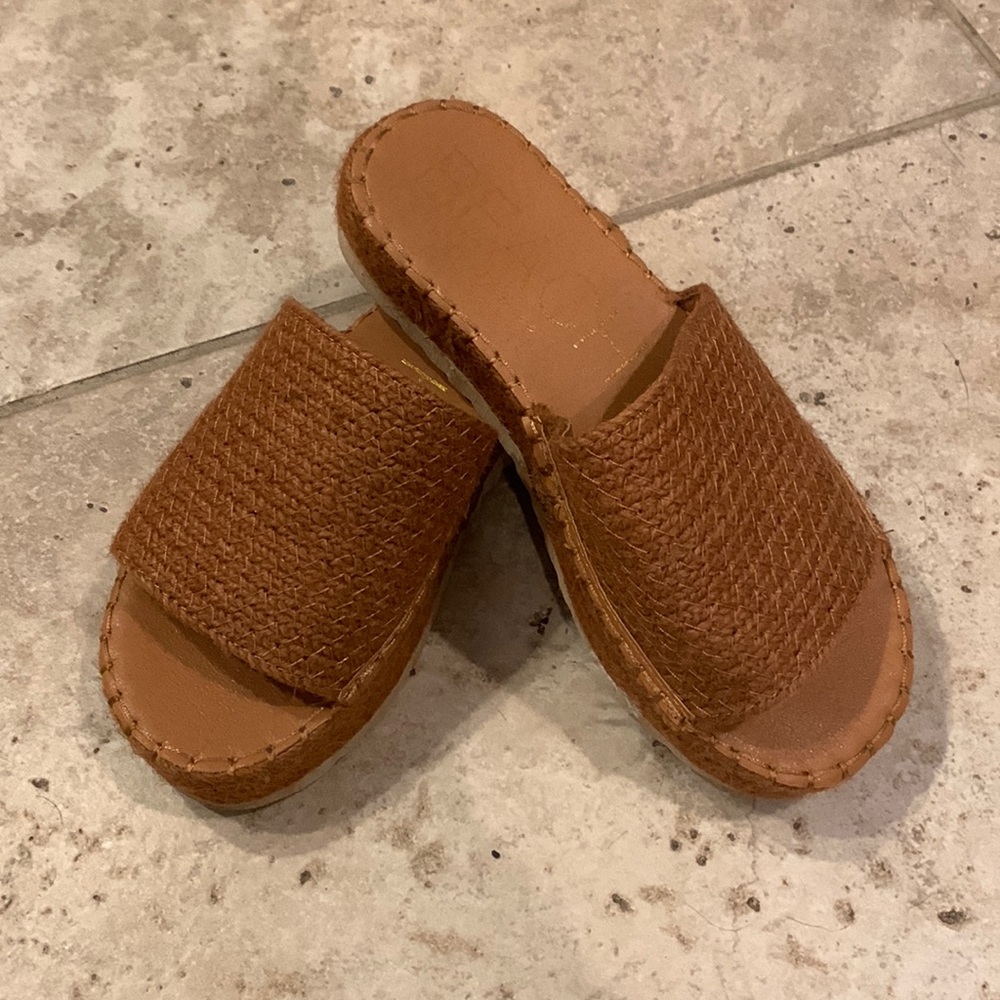 Womens tan platform sandal size 7.5/8